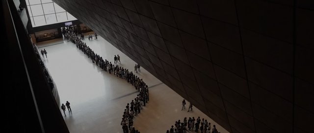 Arquitectura y fila de personas