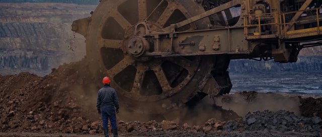 Trabajador y excavadora