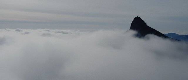 Cumbre entre nubes